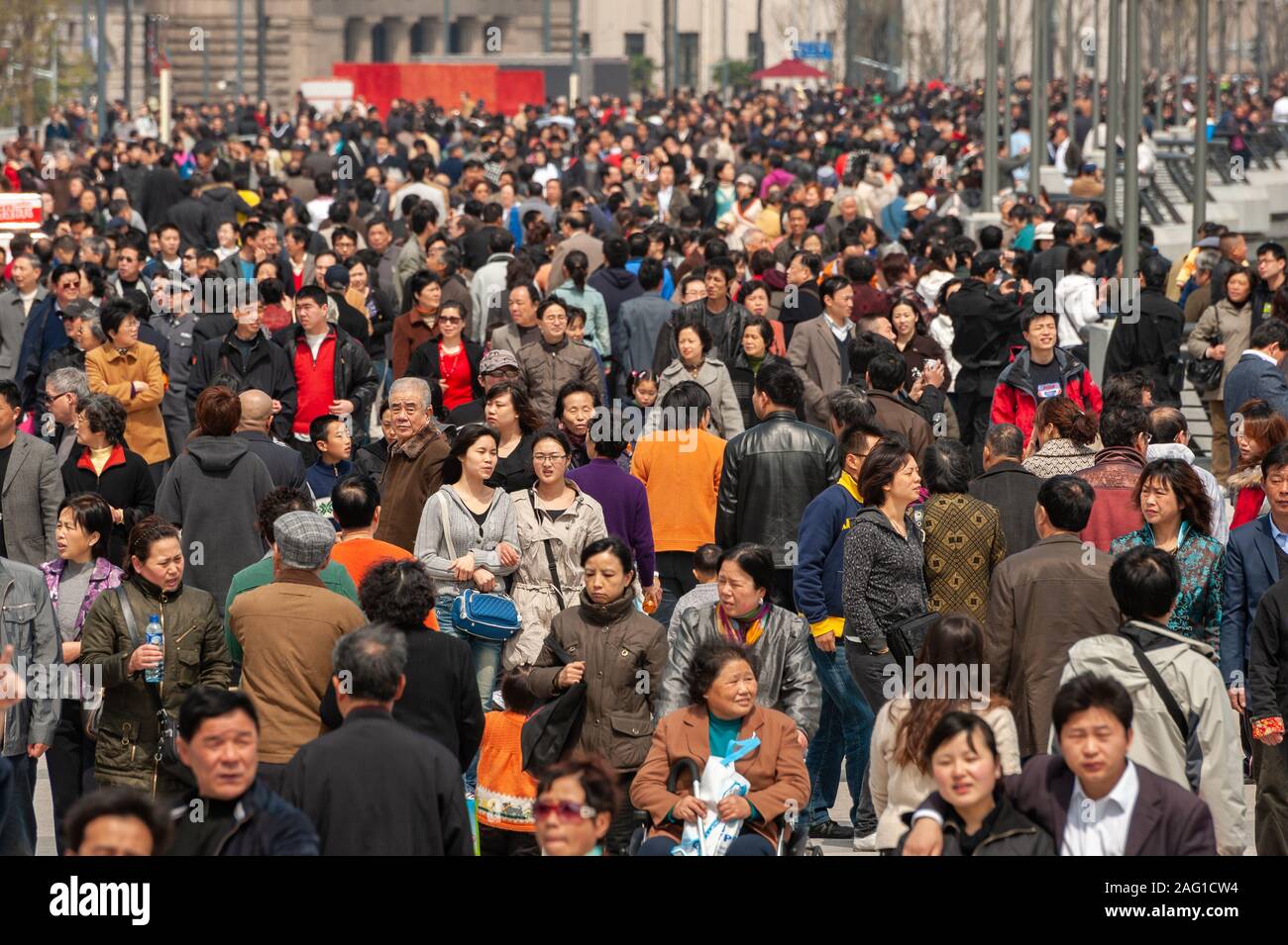 Crowds walking along the Bund, Shanghai, China Stock Photo
