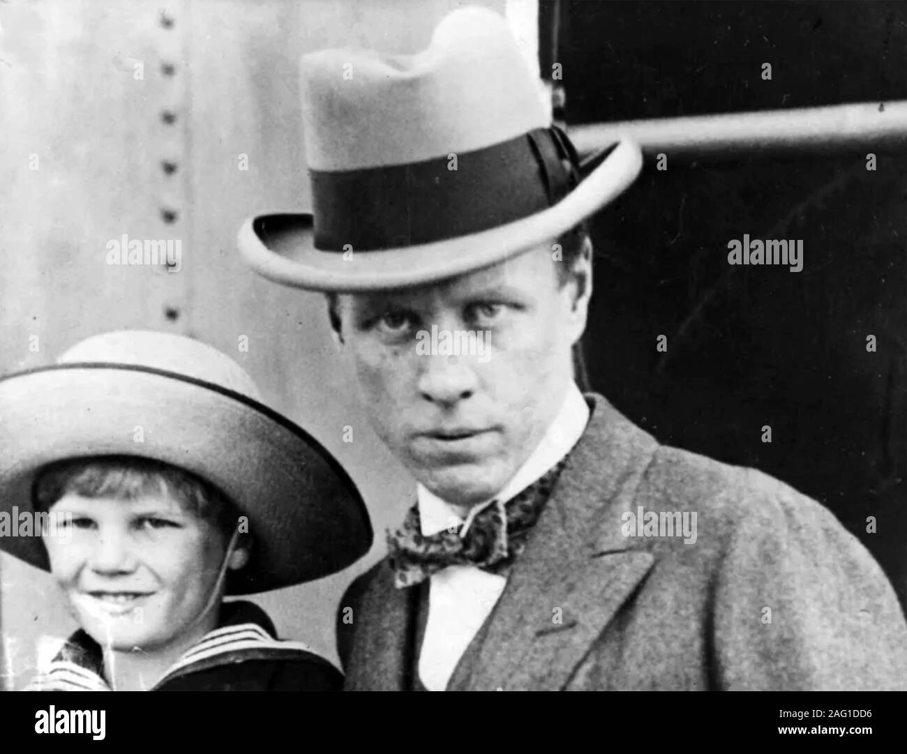 SINCLAIR LEWIS (1885-1951) American novelist and playwright with son Welles by his first wife Grace Hegger Stock Photo