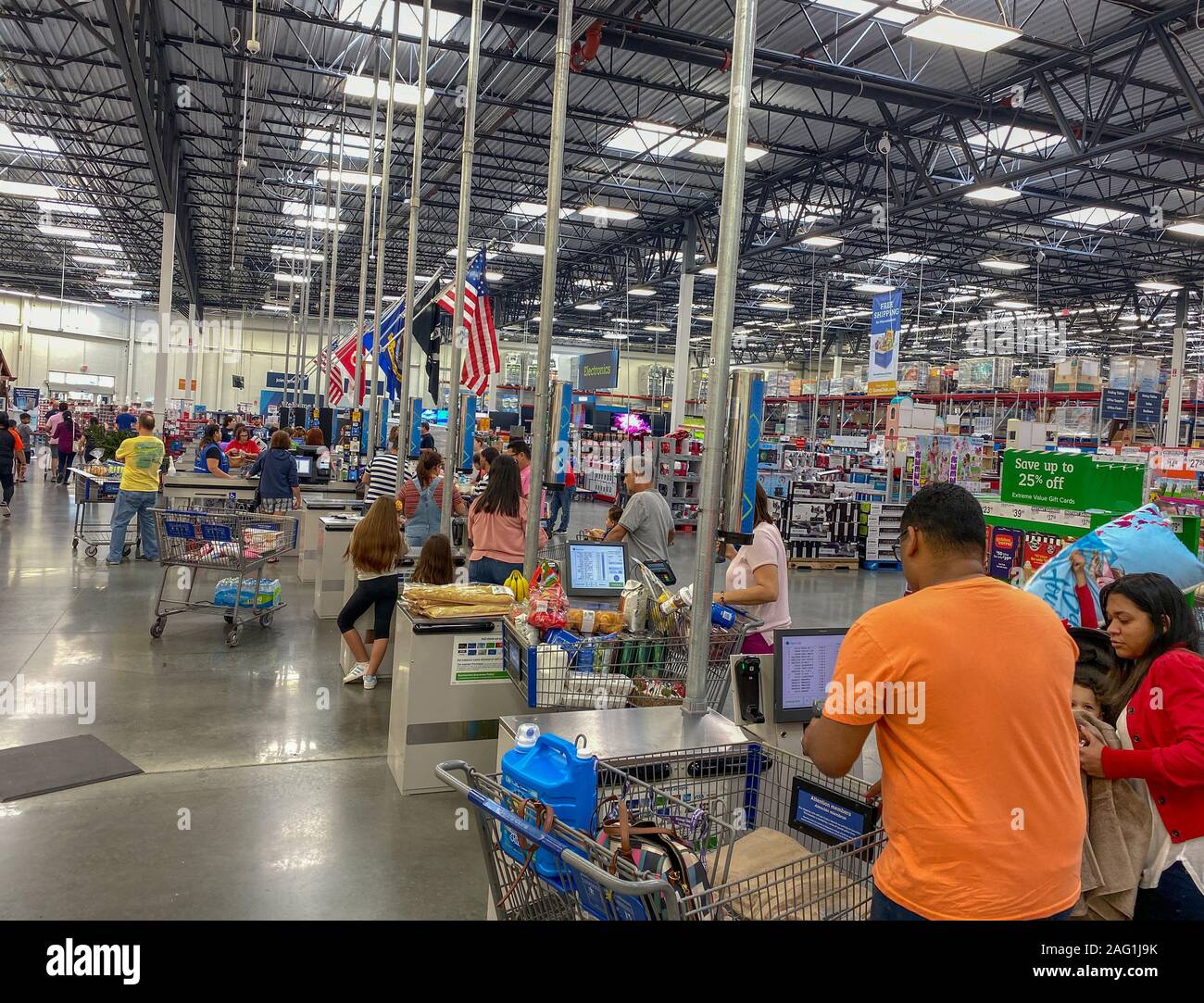 Self checkout stations hi-res stock photography and images - Alamy