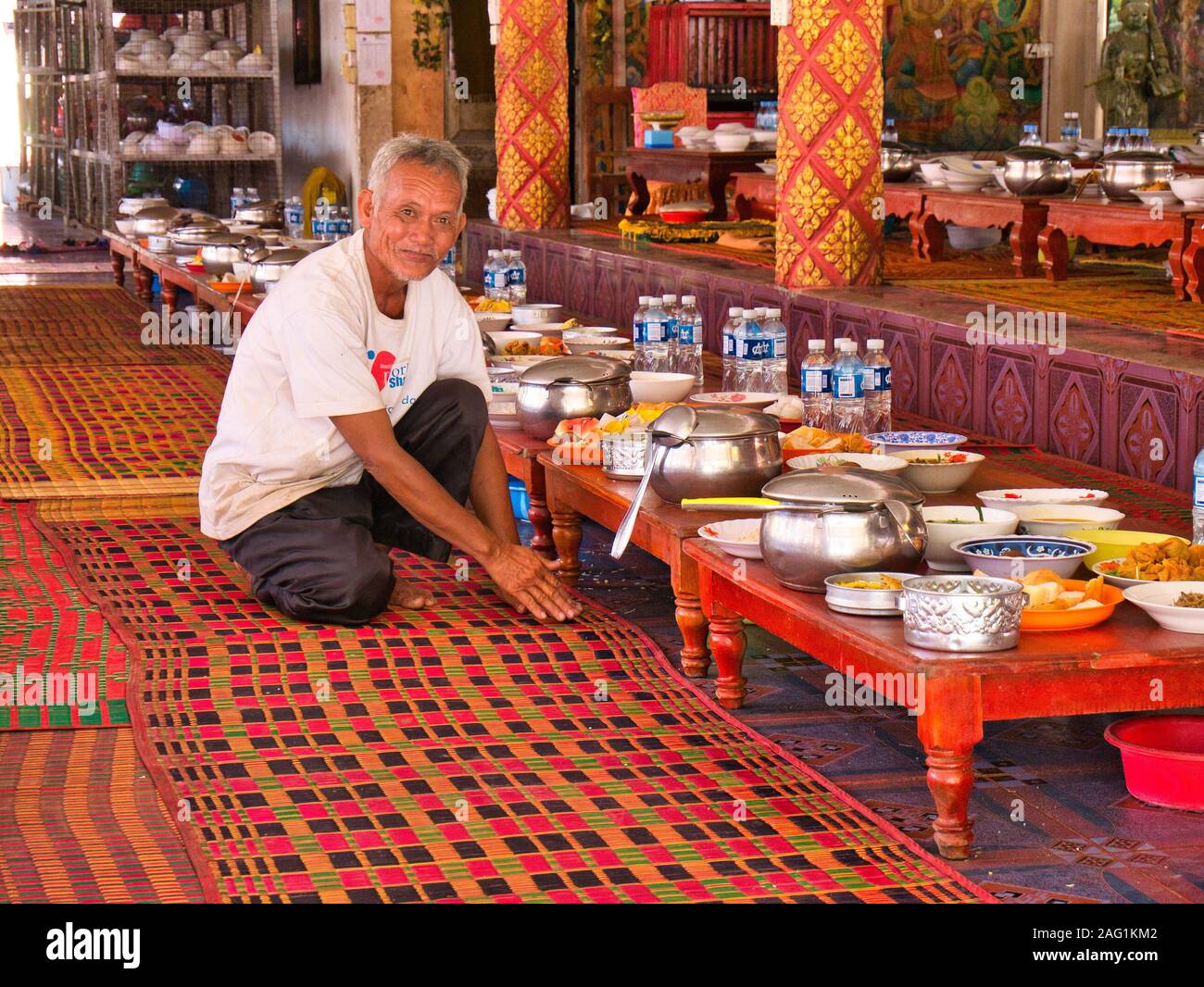 Asian helper hi-res stock photography and images - Alamy