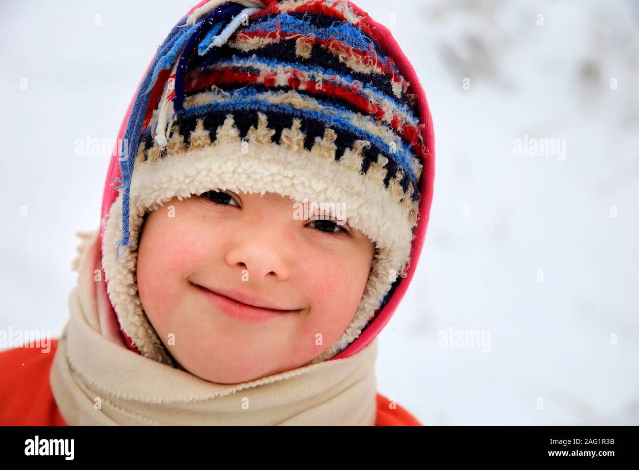 Portrait of beautiful little girl in the winter Stock Photo - Alamy