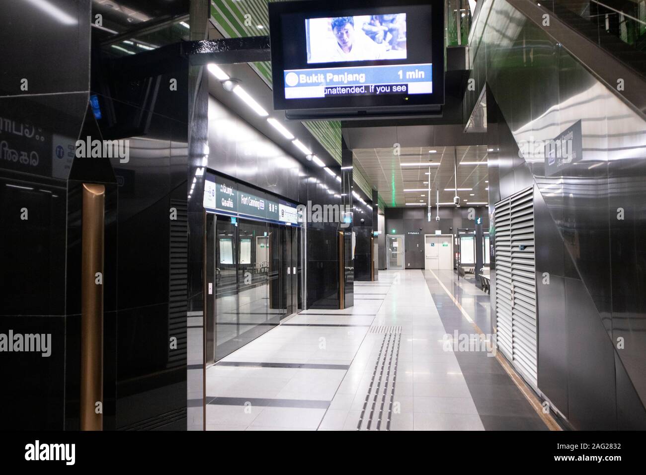 A Station platform at Singapore Underground Metro Stock Photo - Alamy