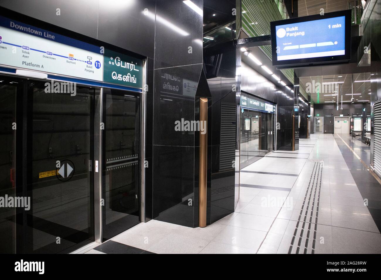 A Station platform at Singapore Underground Metro Stock Photo - Alamy