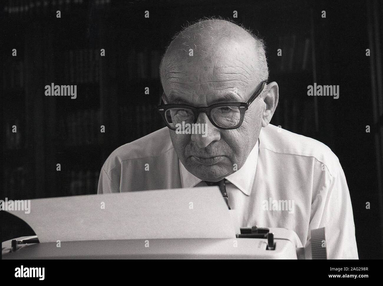1964, historical, the american philospher, Paul Weiss sitting at his typewriter, at the University of Southern California, USA.  The son of Jewish emigrants, Weiss received a Ph. D from Harvard and as well as the founder of the journal, The Review of Metaphysics in 1943, was also the creator in 1950 of the Metaphysical Society of America. Stock Photo