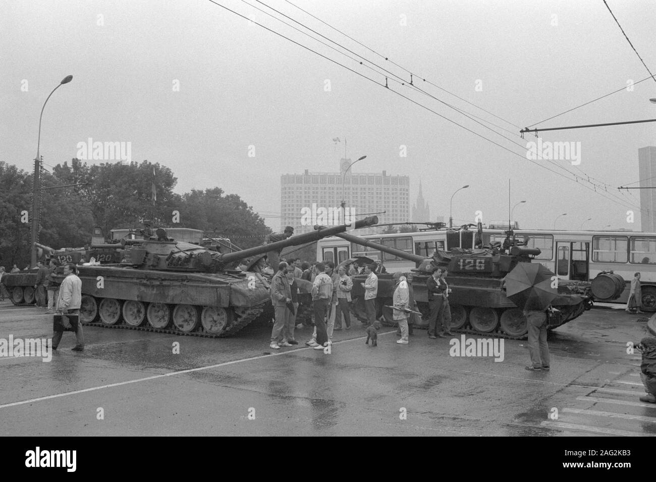 Moscow, USSR - August 21, 1991: People, barricades and tanks on  Novoarbatskiy bridge during days of coup d'etat Stock Photo - Alamy