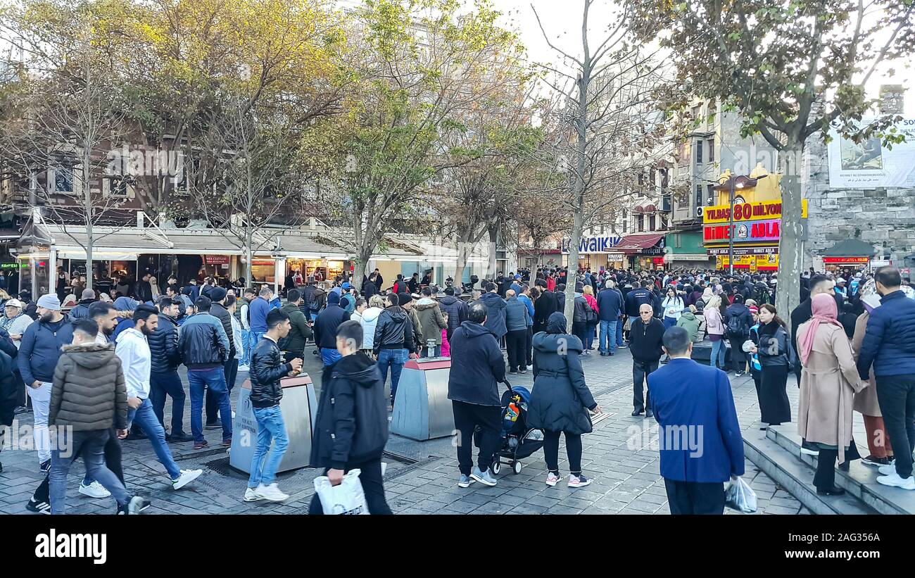 Crowd Flocking Flocking crowd hi-res stock photography and images - Alamy