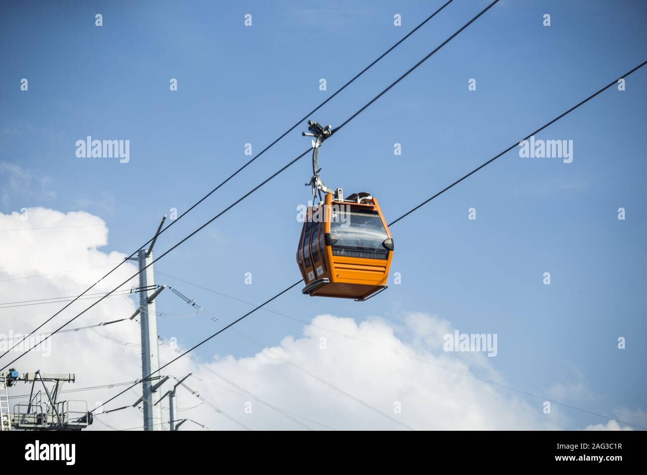 Yellow ropeway cabin hi-res stock photography and images - Alamy