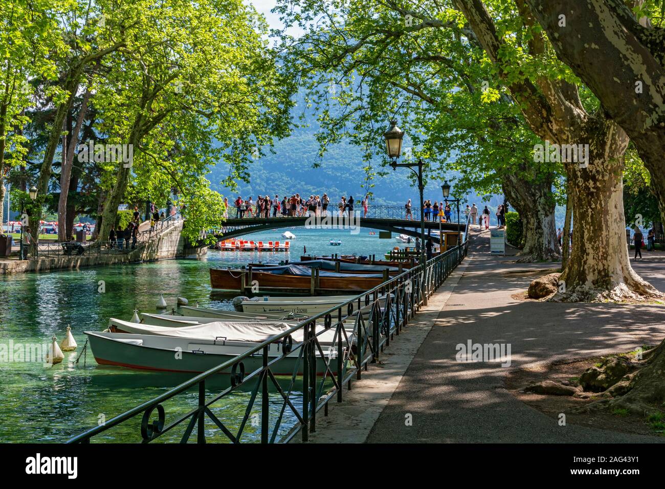 France, Haute-Savoie, Annecy, Canal du Vasse, Quai J. Philippe, Pont des Amours (bridge of love), Lac d'Annecy Stock Photo