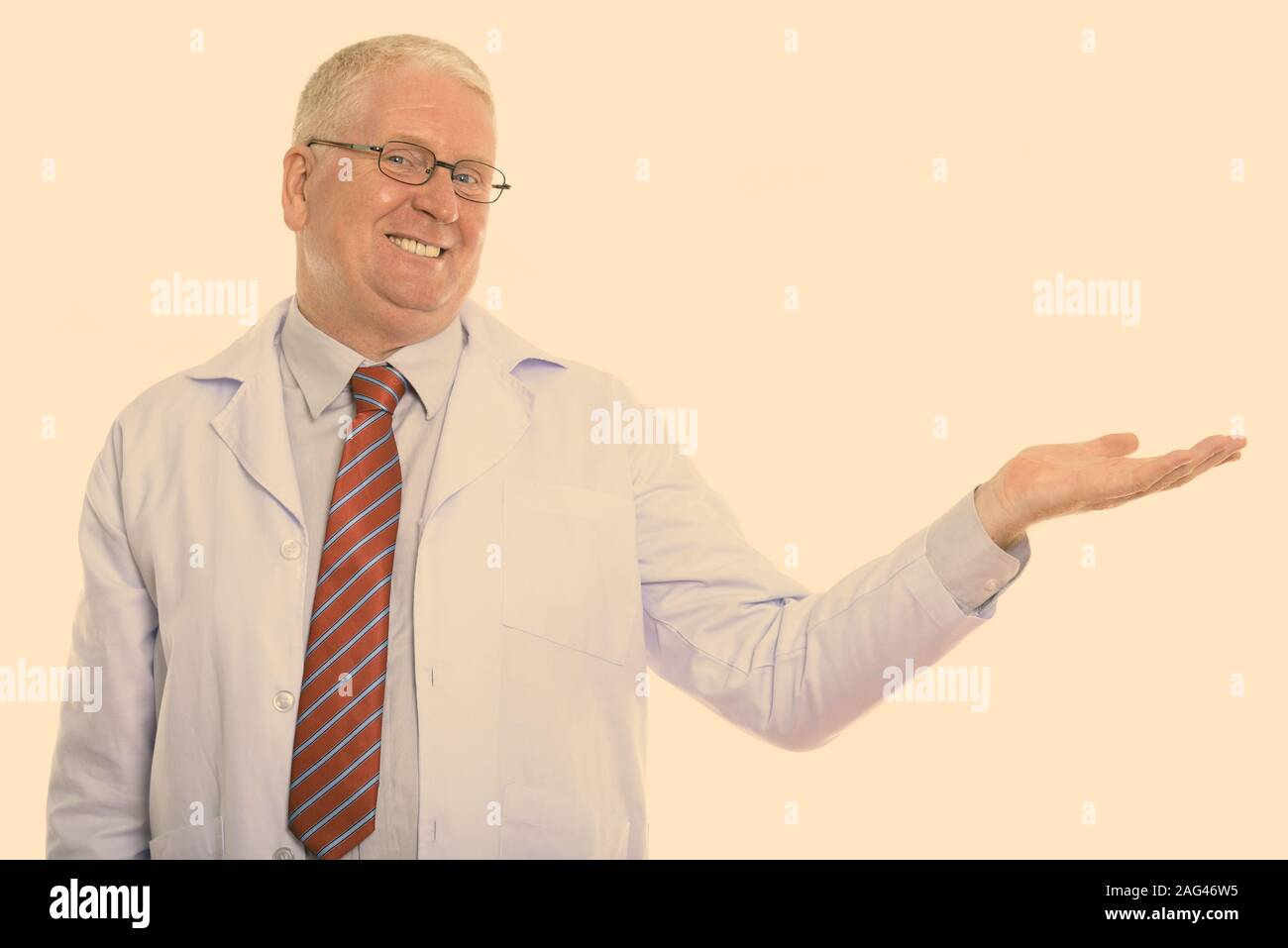 Smiling mature doctor showing hi-res stock photography and images - Alamy