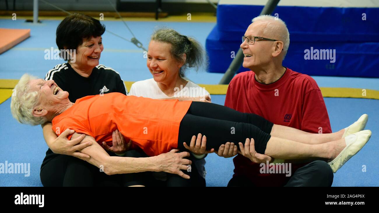 29 November 2020, Saxony-Anhalt, Halle (Saale): Again and again the 94-year-old Johanna Quaas (2nd from left), listed in the Guinness Book of Records as the oldest active gymnast in the world, is admired and carried on her hands by the members of her gymnastics group Isabella Stenzel, Dr. Angela Dolgner and Klaus Gärtner (l-r) for her sporting activities. The successful, 1.50 metre tall, slim woman and mother of three children, grandchildren and great-grandchildren, despite her old age and little aches and pains, starts early in bed with sporting exercises and goes to her sports club and her Ü Stock Photo