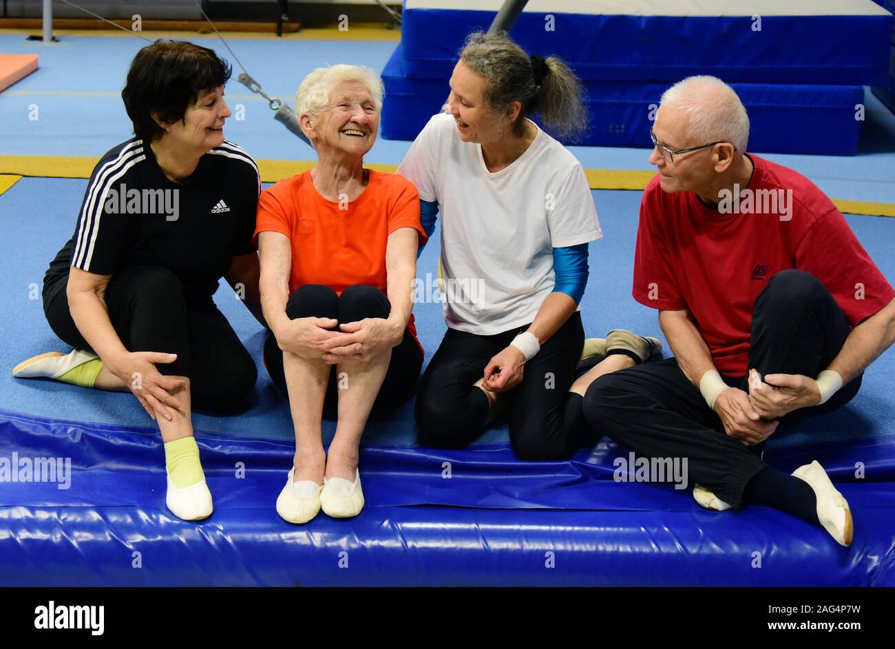 29 November 2020, Saxony-Anhalt, Halle (Saale): The 94-year-old Johanna Quaas (2nd from left), who is listed in the Guinness Book of Records as an active world gymnast, is repeatedly admired by the members of her gymnastics group Isabella Stenzel, Dr. Angela Dolgner and Klaus Gärtner (l-r) for her sporting activities. The successful, 1.50 metre tall, slim woman and mother of three children, grandchildren and great-grandchildren, despite her old age and little aches and pains, starts early in bed with sports exercises and goes to her sports club and her Ü80 gymnastics group for gymnastics at le Stock Photo