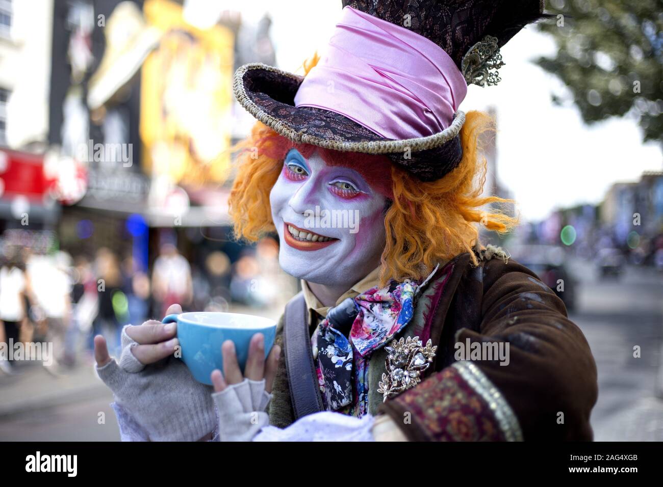 Mad hatter fancy dress hi-res stock photography and images - Alamy