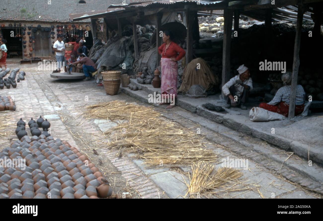 Earthquake nepal 2015 woman hi-res stock photography and images - Alamy