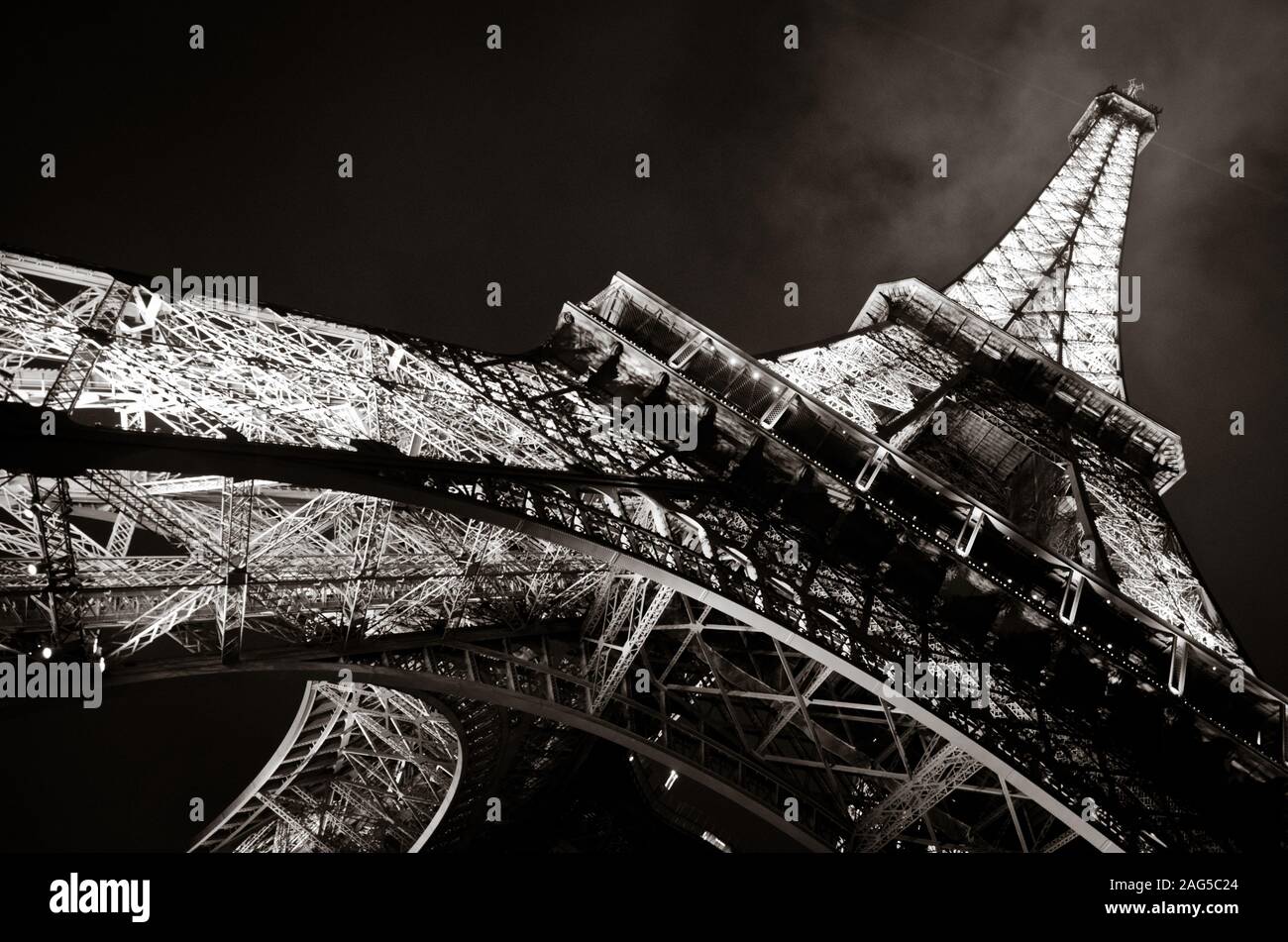 Eiffel Tower Black And White Wallpaper Hd