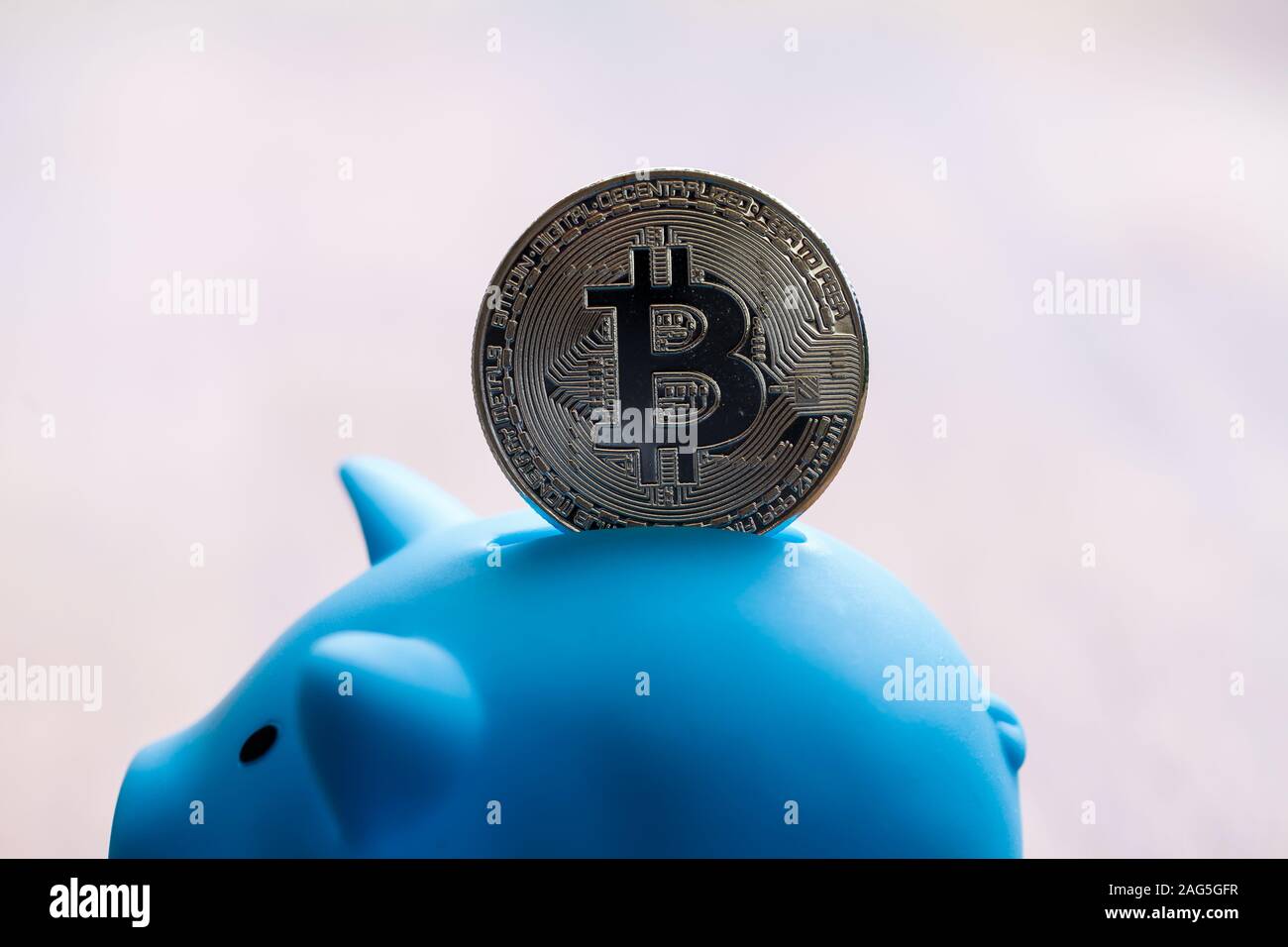 Piggy bank chain hi-res stock photography and images - Page 5 - Alamy