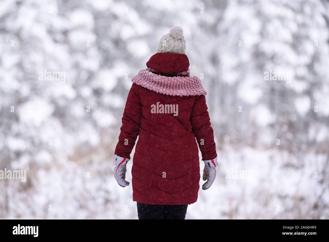 Woman wearing wooly hat hi-res stock photography and images - Alamy