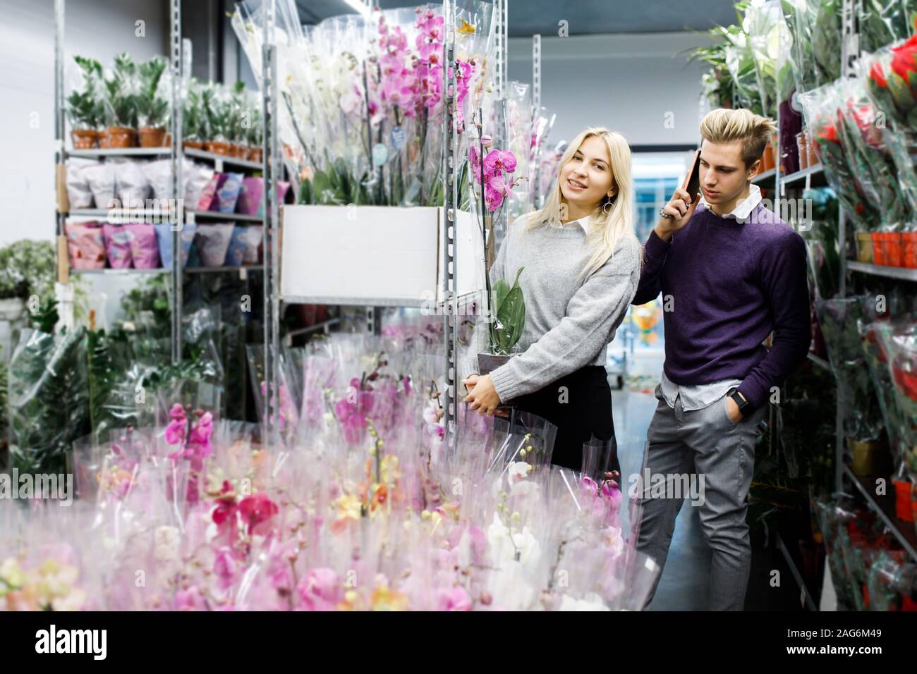 Young couple choosing flowers hi-res stock photography and images - Alamy