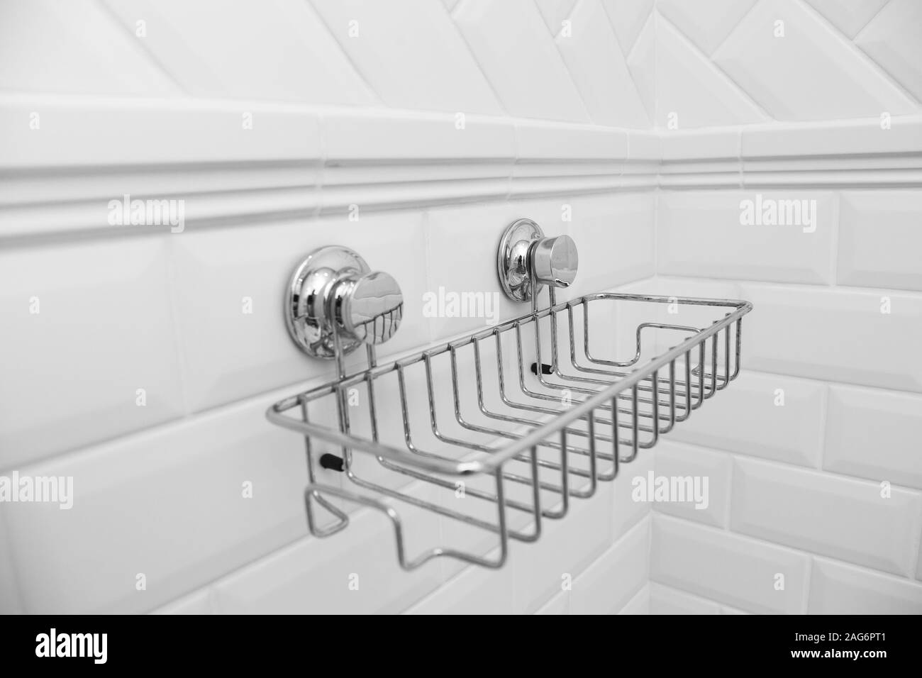 https://c8.alamy.com/comp/2AG6PT1/suction-cups-compact-bath-shelf-fixing-on-tiled-wall-without-drilling-2AG6PT1.jpg