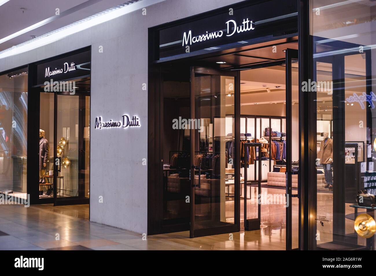 tinción barril George Eliot Massimo Dutti Shop High Resolution Stock Photography and Images - Alamy