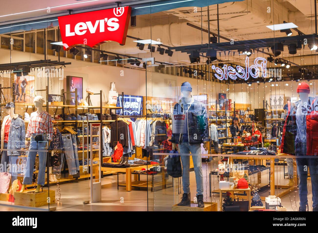 Levi's jeans shop hi-res stock photography and images - Alamy