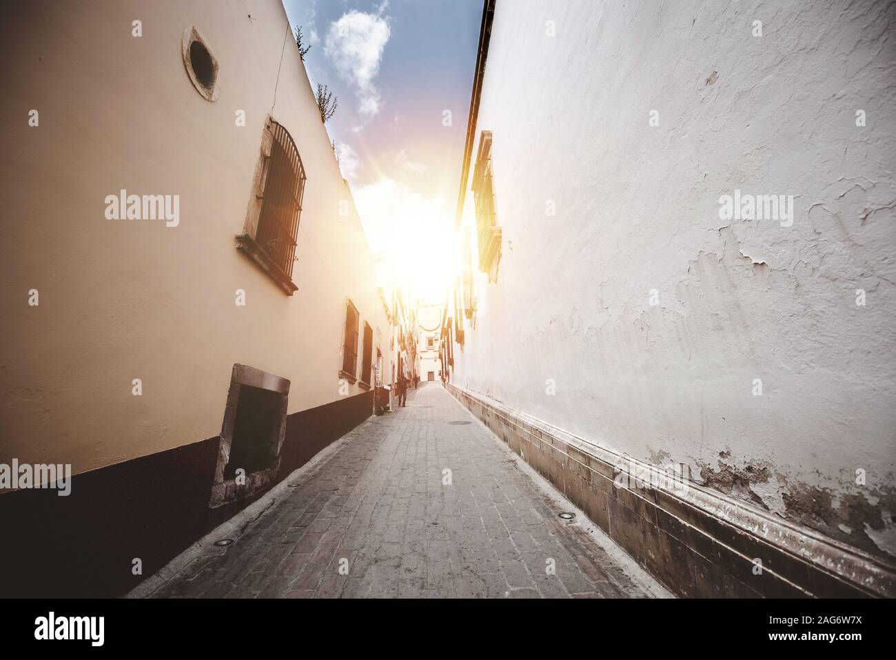 Beautiful Shot Of An Alleyway In The Middle Of Buildings With The Sun Shining In The Background Stock Photo Alamy Beautiful Shot Of An Alleyway In The Middle Of Buildings With The Sun Shining In The Background Stock Photo Alamy