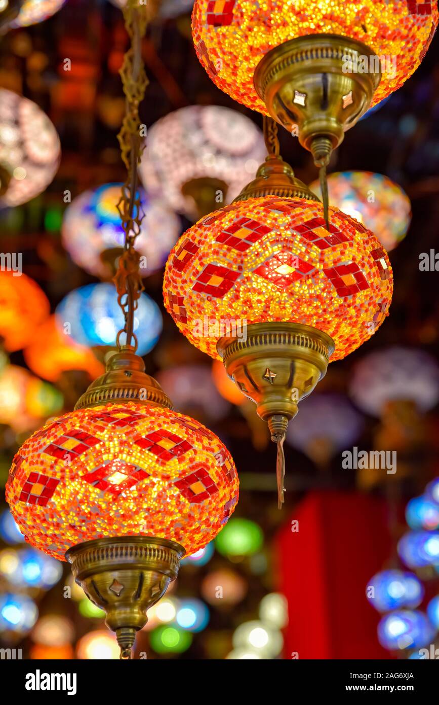 Lampada turca o marocchina lanterna, stile orientale, lampade decorative in  un negozio, in un villaggio globale, Dubai, Emirati Arabi Uniti Foto stock  - Alamy