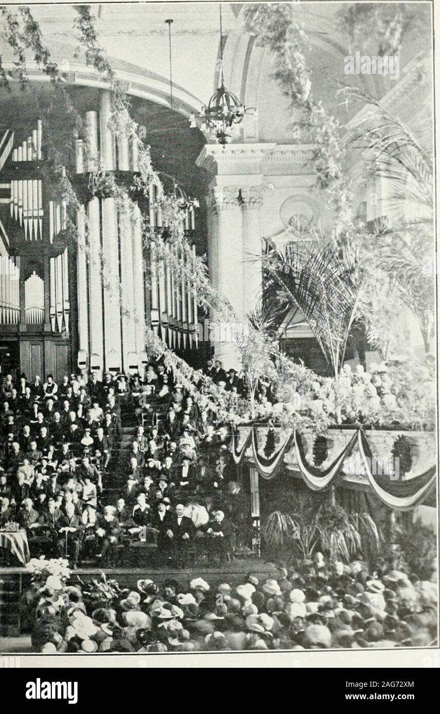 . Municipal and official handbook of the City of Auckland, New Zealand. RECEPTION OF H.R.H. THE PRINCE OF V.. ES AT THE TOWN HALL. APRIL 24th. 1920. ArrKLAM) MryiCIIAL IIA.XDIiOOK. form capable ol: accommodating 350 performers. Theground floor is capable of seating 1,660 peisons, exclu-sive of the chorus gallery and platform, while a further740 can be accommodated in the capacious balcony,situated on two sides and at the end of the Large Hall,and an additional 300 can be provided for in the uppeigallery, giving a total seating capacity of 2,700, exclu-sive of performers. The orchestral platfor Stock Photo