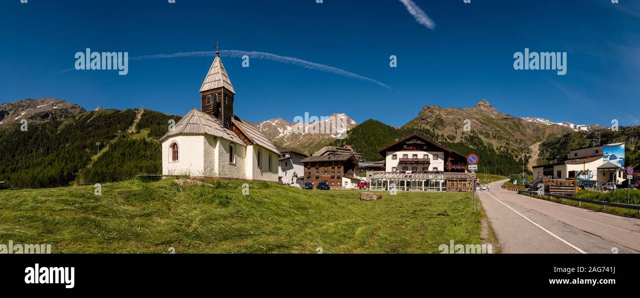 Panoramic view of the old parish church in the settlement Kurzras in the high altitude valley Schnalstal Stock Photo