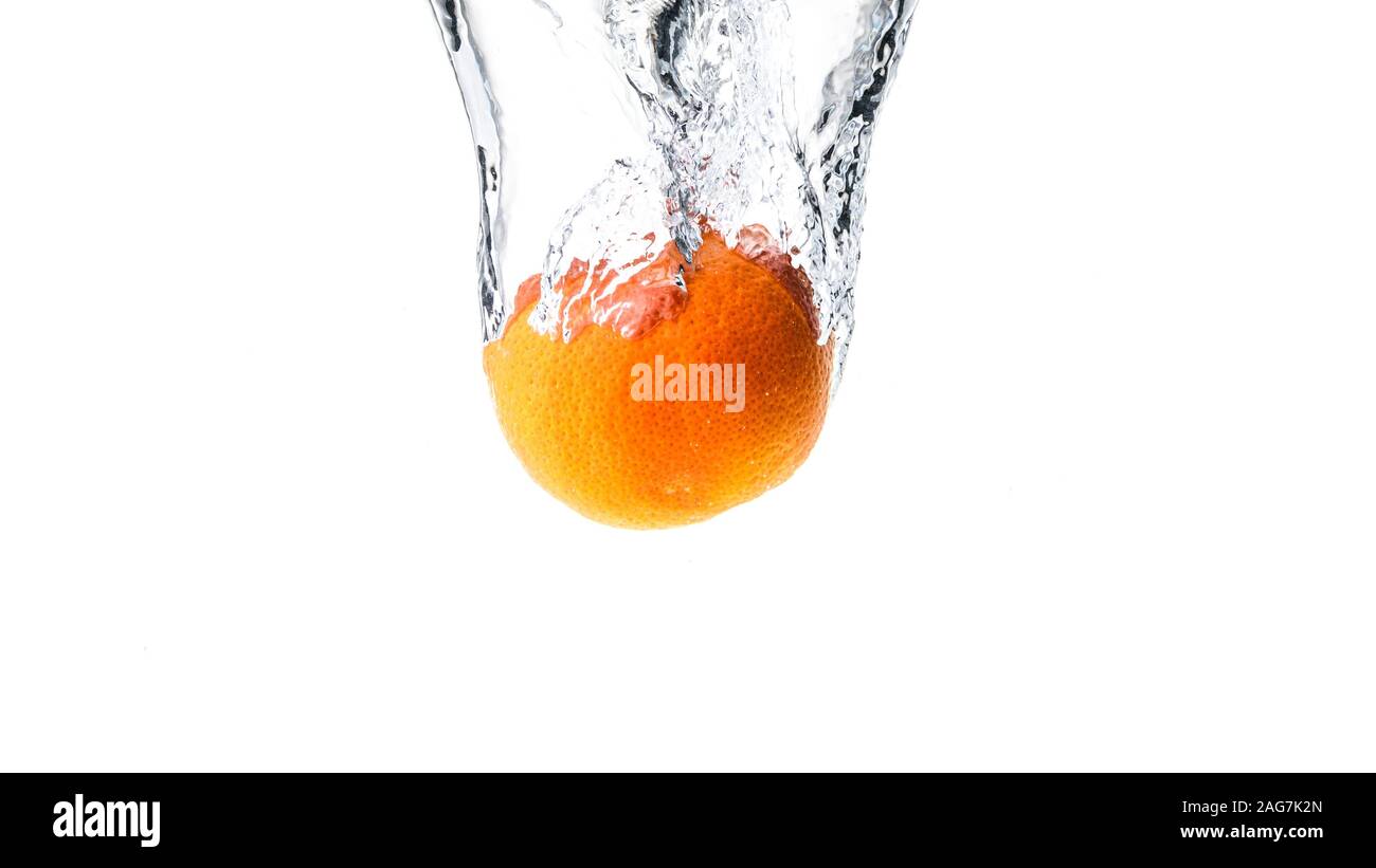 mandarin orange splash into the water isolated Stock Photo Alamy