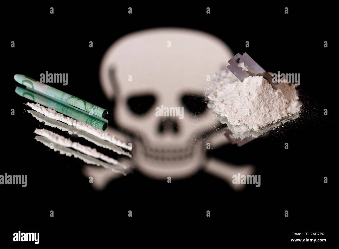 Cologne, Deutschland. 16th Dec, 2019. Cocaine with razor blade and bank note | usage worldwide Credit: dpa/Alamy Live News Stock Photo