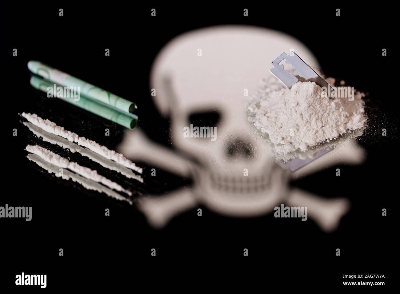 Cologne, Deutschland. 16th Dec, 2019. Cocaine with razor blade and bank note | usage worldwide Credit: dpa/Alamy Live News Stock Photo