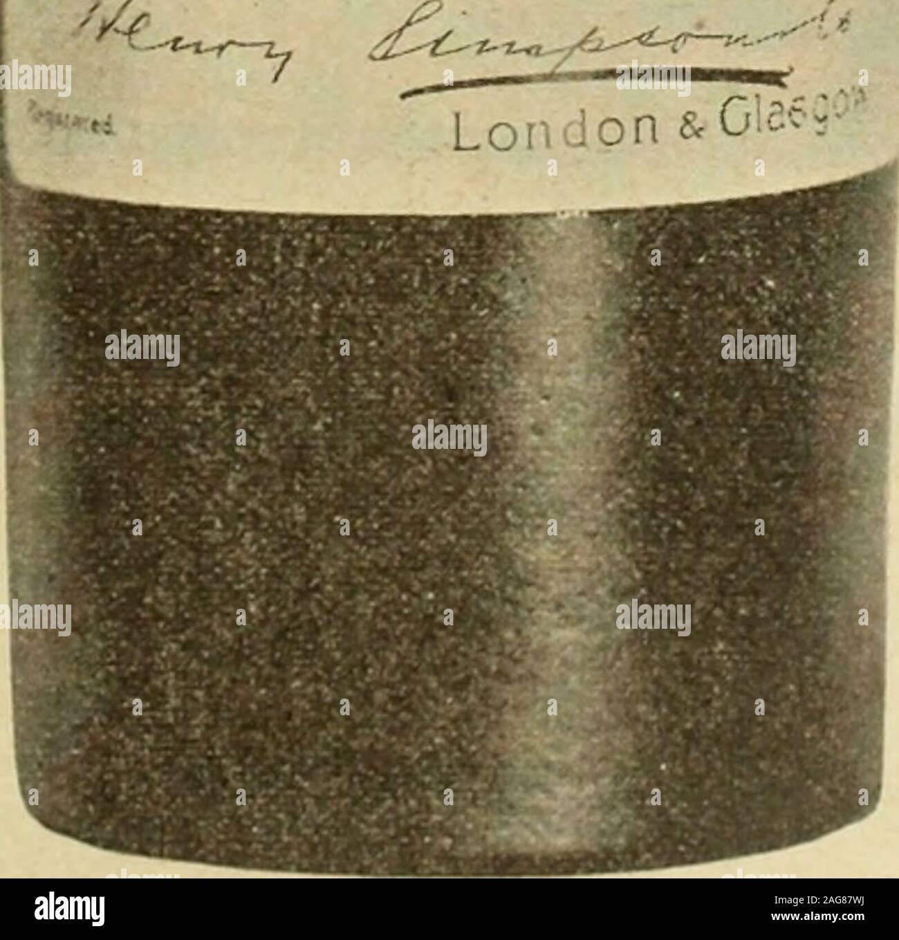 . Le quincaillier (Juillet-Decembre 1905). O.YL SCOTCH WHISKY AS SUPPLIED TO ^HEHOUSE ©FLORAS. House of Lords,Scotch Whisky LA QUALITE du Scotch Whisky de Henry Simpson & Co.,nest plus a demontrer, MM. Henry Simpson &Co., etant les fournisseurs autorises de la Chambredes Lords dAngleterre depuis plusieurs annees. LE PRIX du Scotch Whisky de Henry Simpson & Co.est necessairement en raison de sa qualite, maisil est moins cher que beaucoup de Scotch Whiskiesqui ne le valent pas. LA CLIENTELE de choix est celle qui fait la reputation et la fortunedun etablissement. Avec le Scotch Whisky de Henry S Stock Photo