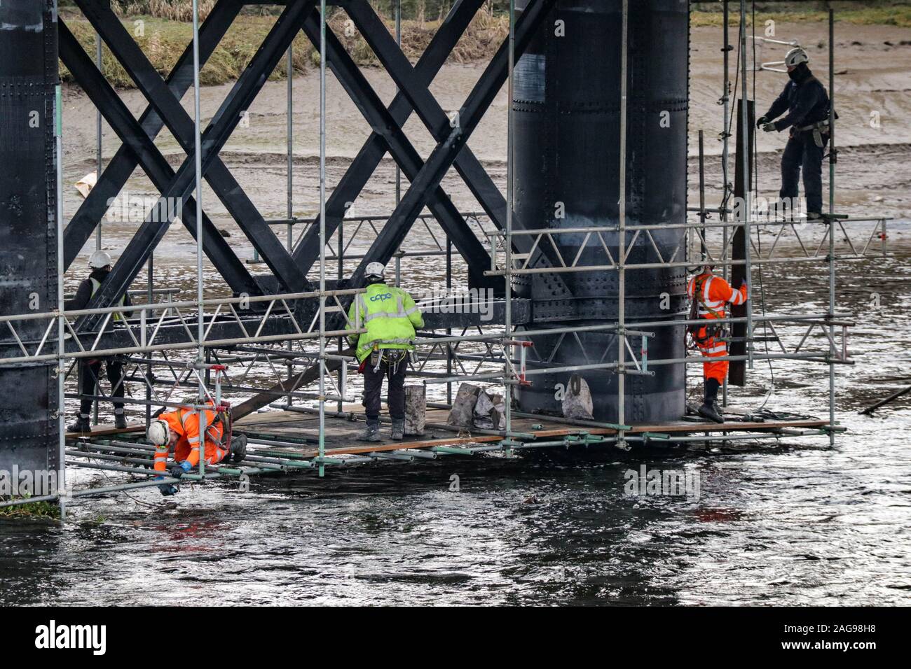 Greyhound Bridge, Lancaster, Lancashire, United Kingdom 18th Decmber 2019 AS the Lane Closure from the deck of the Greyhound Bridge in Lancaster is removed from the second set of Majjor Road Works in twoo years carried out by Lancashire County Counciil, Scffolders removing the scafold from under the Grey Hound Bridge in Lancaster at low water Credit: Photographing_North/Alamy Live News Stock Photo