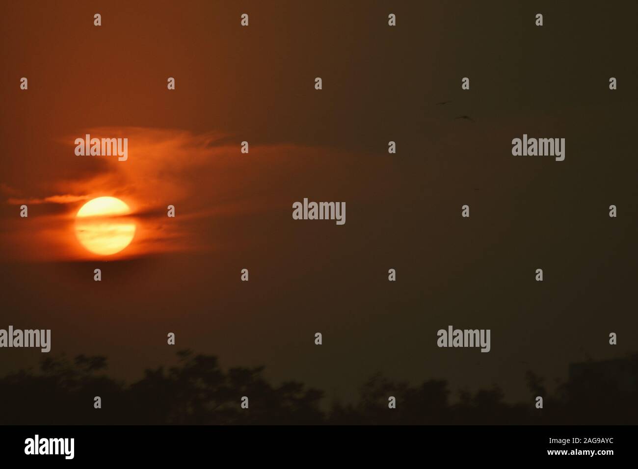 Sun setting behind beach hi-res stock photography and images - Alamy