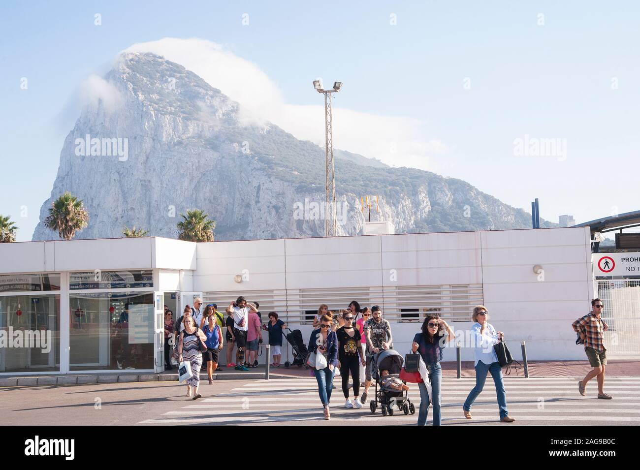 UK, Gibraltar: Tourists and workers crossing back into Spain Stock Photo