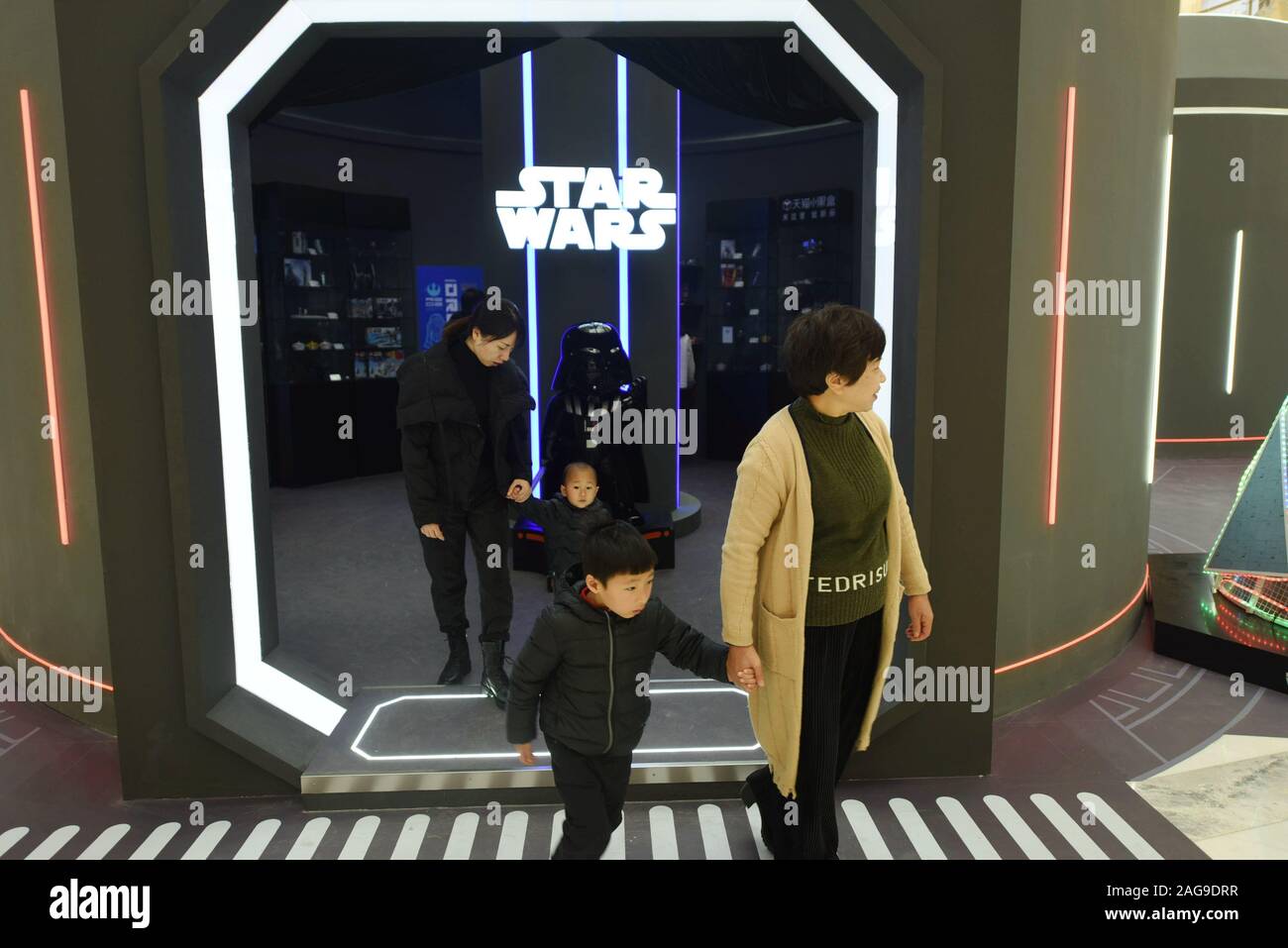 Zhejiang, Zhejiang, China. 18th Dec, 2019. Zhejiang, CHINA-Star Wars: The Rise of Skywalker hits theaters Dec. 20, 2019.A shopping mall in Hangzhou, east China's Zhejiang province, has launched a special Star Wars exhibition, which has attracted many Star Wars fans to watch the exhibition and learn more about Star Wars. Credit: SIPA Asia/ZUMA Wire/Alamy Live News Stock Photo