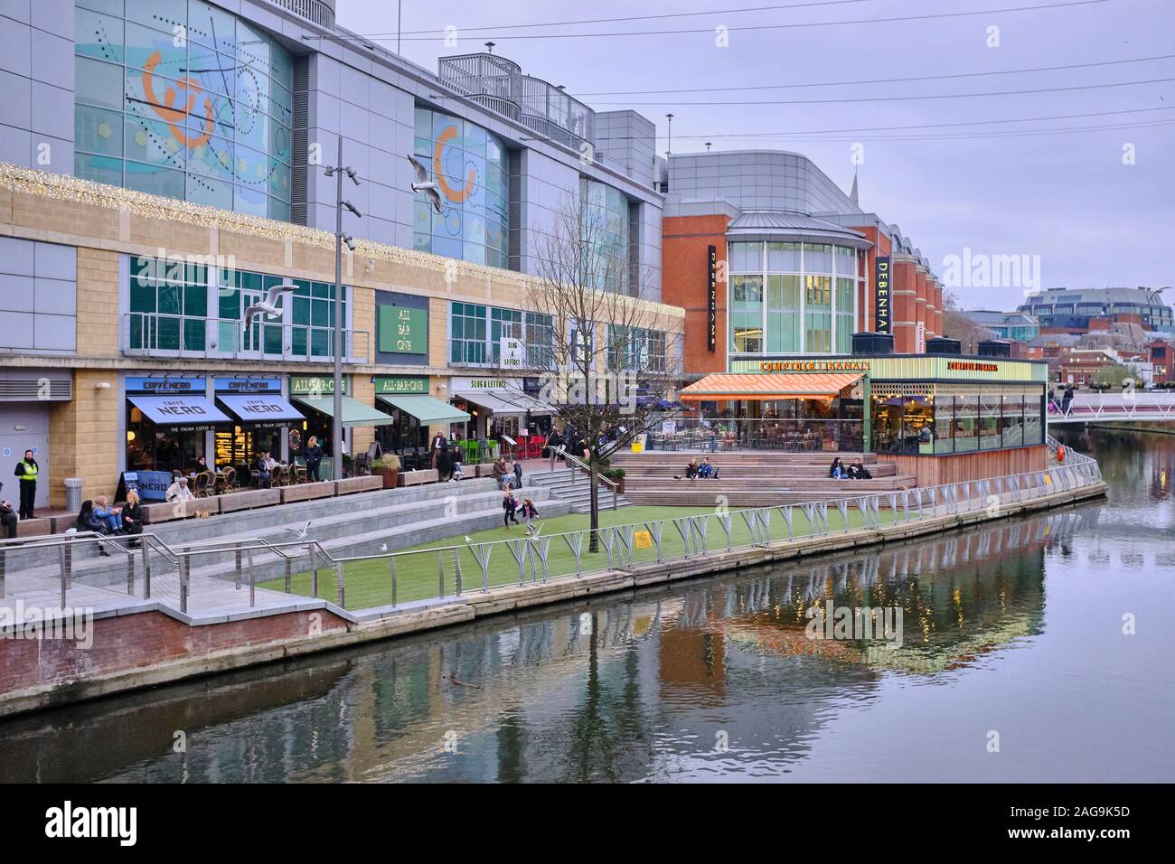 Outside view of The Oracle shopping centre in Reading with shops, cafes, restaurants and a cinema either side of the River Kennet Stock Photo