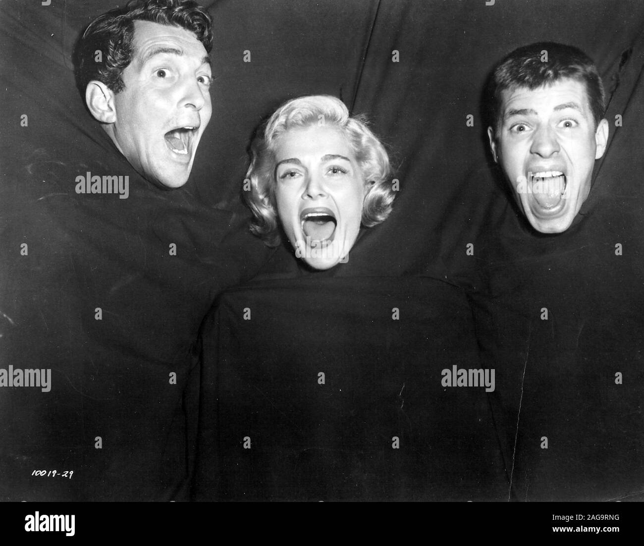 JERRY LEWIS, DEAN MARTIN and LIZABETH SCOTT in SCARED STIFF (1953), directed by GEORGE MARSHALL. Credit: PARAMOUNT PICTURES / Album Stock Photo