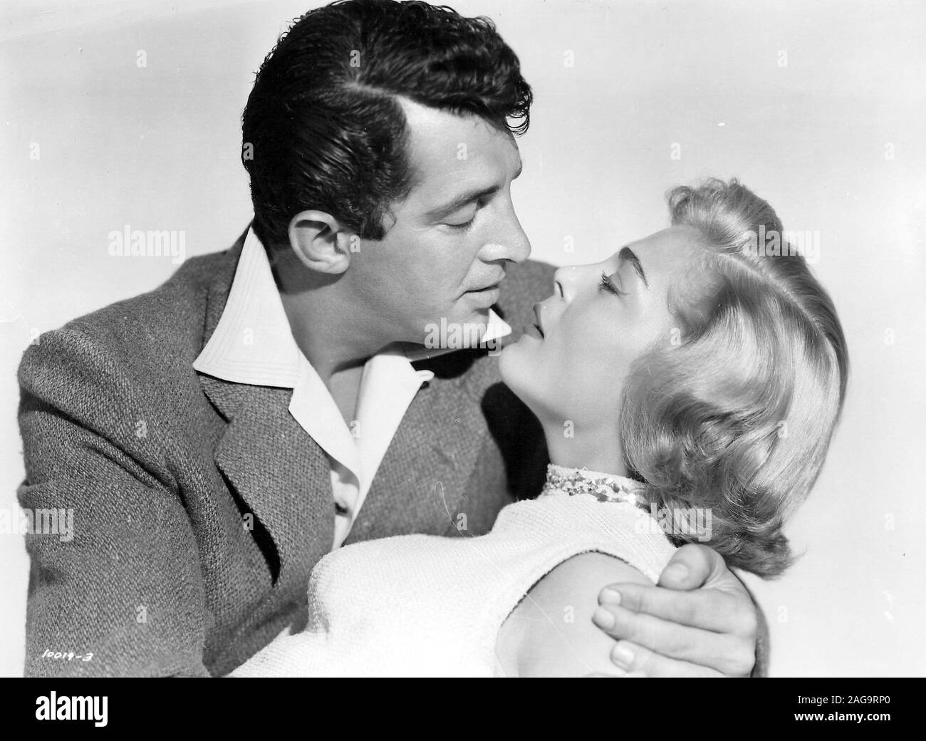 DEAN MARTIN and LIZABETH SCOTT in SCARED STIFF (1953), directed by GEORGE MARSHALL. Credit: PARAMOUNT PICTURES / Album Stock Photo