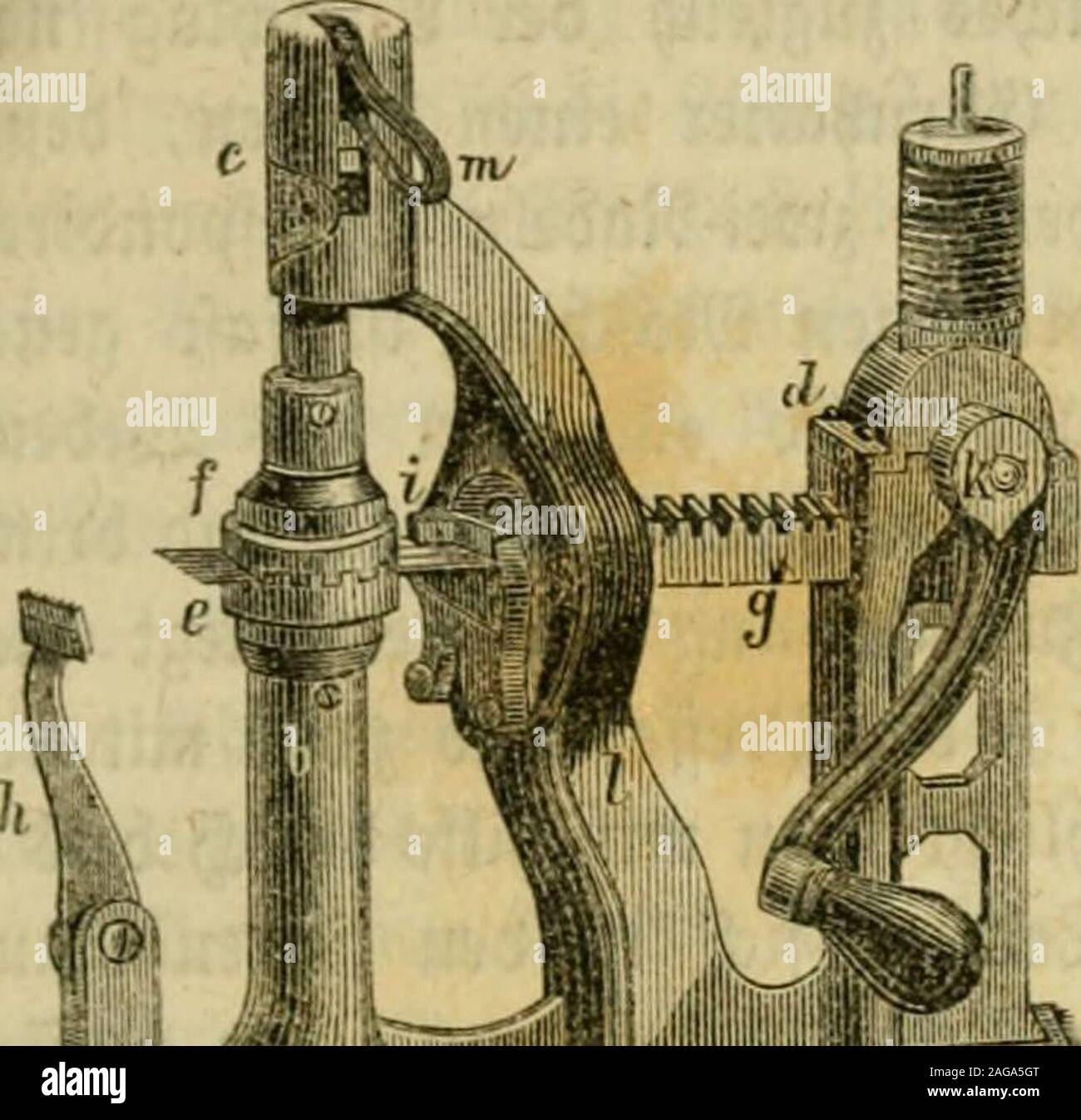 . Polytechnisches journal. ©toff aufzunehmen unb in bie für bcn 3(rbeits=prccefe erforberIid;e ^-orm ju jiningen. S)er obere ben>eglid;e St)cil fber treffe ift in ber ^ülfe c geführt unb fann mittels be§ Rebell mmit jiemlic^er i!raft niebergebrüdt trerben â in ä{)nlid)er SOBeife, nneba§ ^thcn bei ^enQl)alUx§> bei ber ^Hä^mafc^ine gefd)ie^t. ^etoegt mant>en ^ebcl m aufmärt», fo bringt eine im Innern ber §ülfe c liegenbe©piralfeber ben obern >ii)di ber treffe ttjieber in bie .§ö^e. S)ie treffe, toelc^e t^en Ãernpunft ber gangen 3)kic^ine bilbet, be=ftet)t aus ben jire Stock Photo