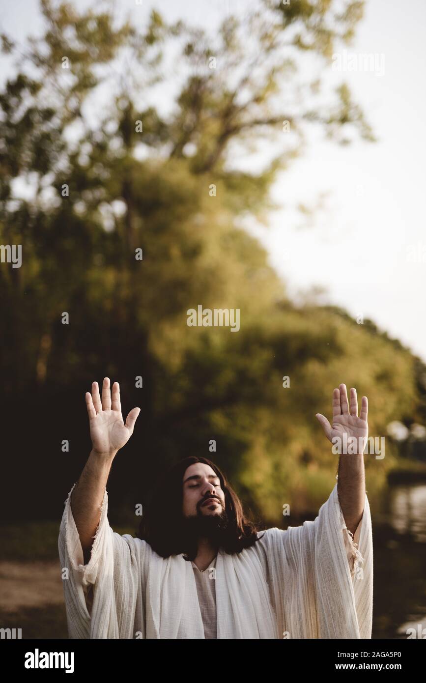 Как иисус держит пальцы на правой руке. Иисус с поднятыми руками. Иисус на спине. Иисус с поднятыми руками. Иисус с поднятыми руками и красной лентой.