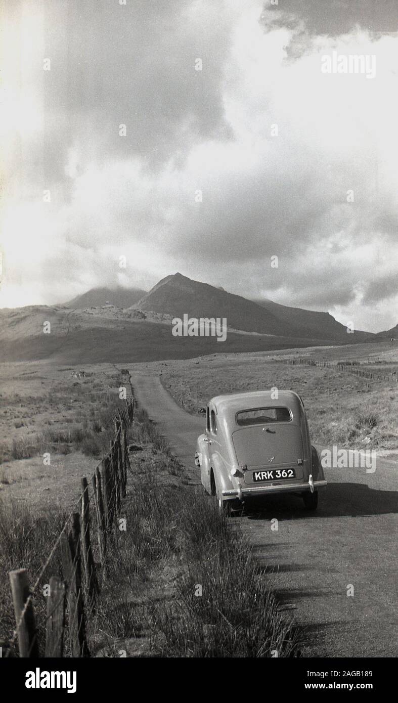 1950s, historical, a motorcar of  the era parked on a  narrow country road at Long Mynd, Shropshire, England, a heath and moorland plateau, of which in 1965 large areas, almost all its upland area, were brought by the National Trust and designated as an area of outstanding natural beauty (ANOB). Stock Photo