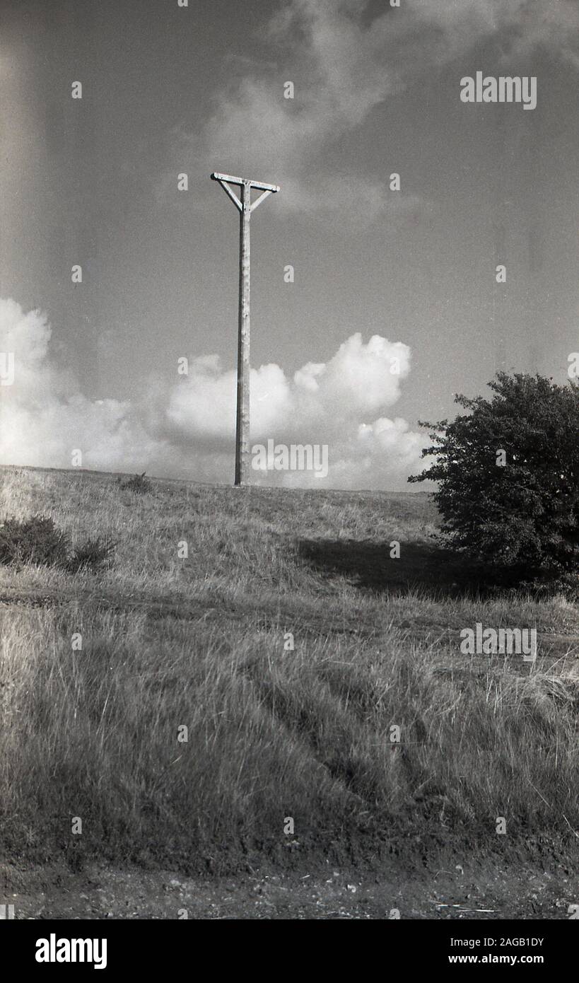 1950s, historical, a tall wooden post on the top of Long Mynd in the Shropshire hills, England UK. A heath and moorland plateau, in 1965 large areas of Long Mynd - almost all its upland area - were brought by the National Trust and designated as an area of outstanding natural beauty (ANOB). Stock Photo