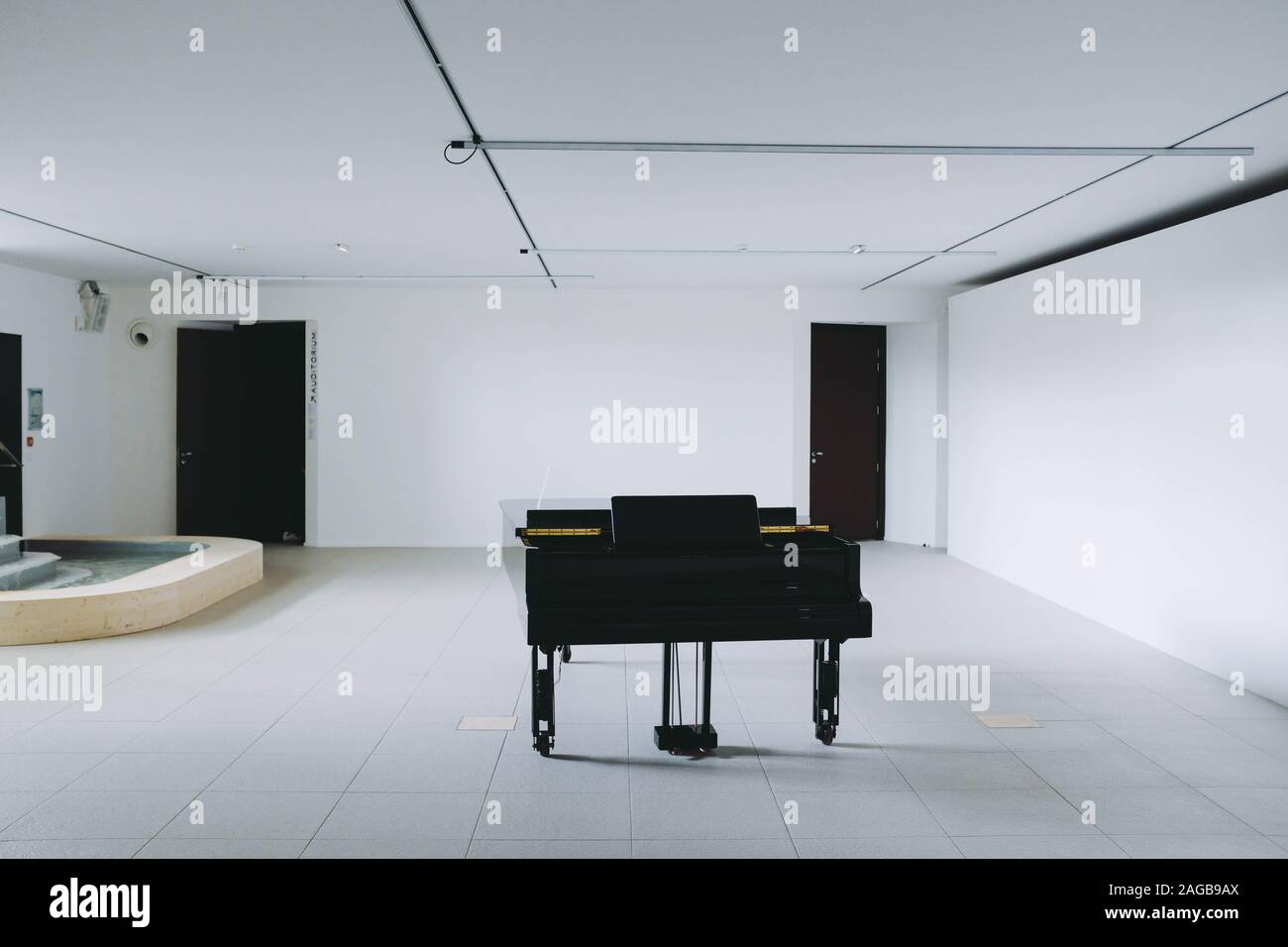 Black grand piano icon hi-res stock photography and images - Alamy