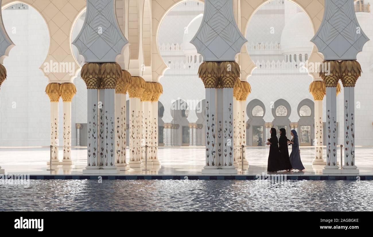Frauen in weißer Moschee Abu Dhabi Stock Photo