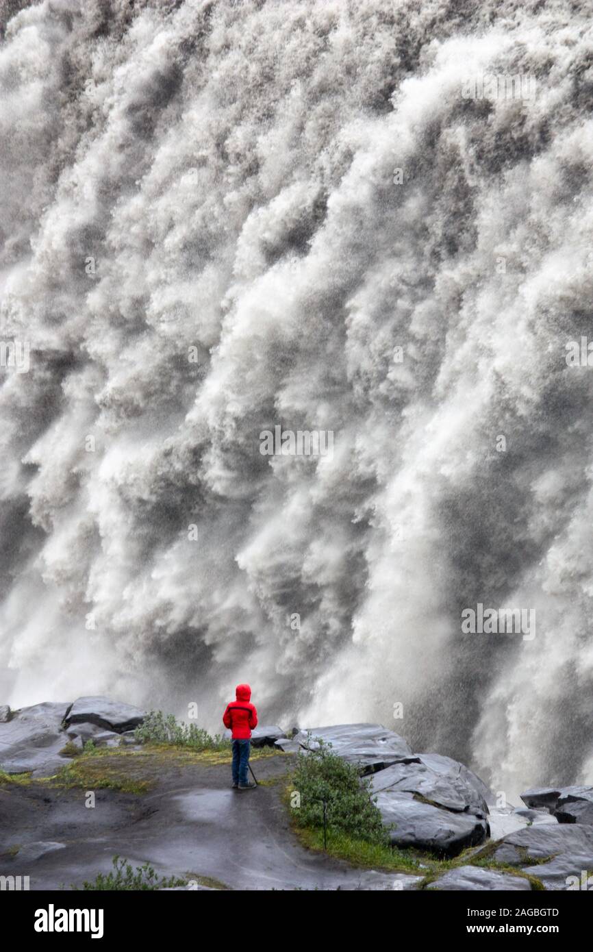 Person vor gigantischem Wasserfall Island Stock Photo