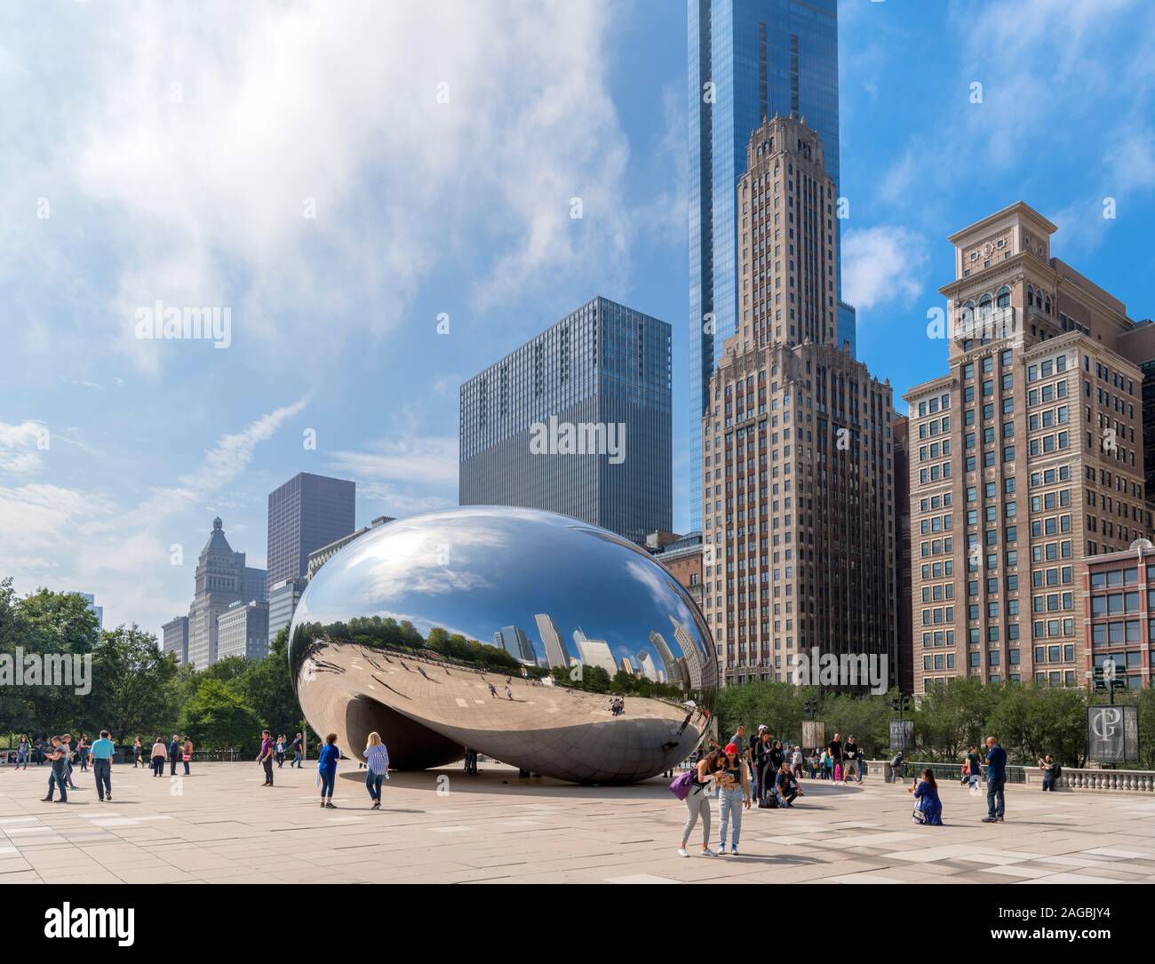 Anish Kapoor's 'Cloud Gate' sculpture in Millennium Park with the downtown skyline behind, Chicago, Illinois, USA Stock Photo
