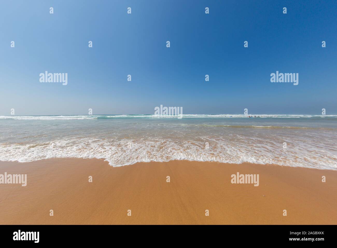 Ocean waves moving towards sandy hi-res stock photography and images ...