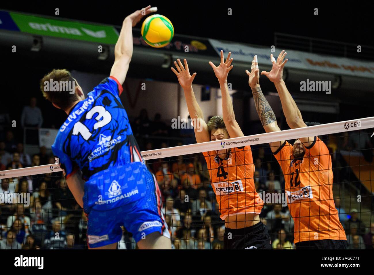 Berlin, Germany. 18th Dec, 2019. Volleyball, Men: Champions League, Berlin  Volleys - Kuzbass Kemerovo, Round 4, Group B, Matchday 3. Kemerovos Bogdan  Glivenko (l-r) tries to play the ball over the net