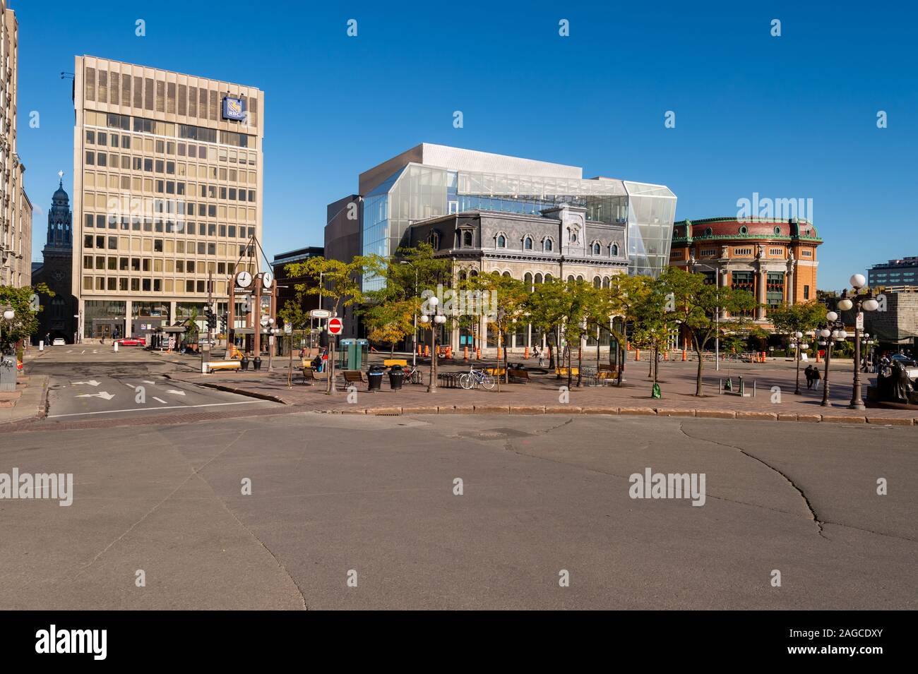 Place d’youville hi-res stock photography and images - Alamy